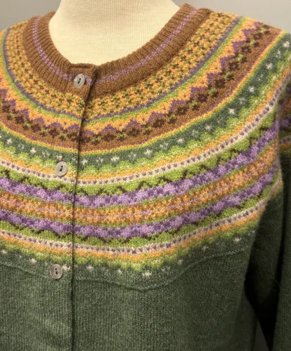 Eribé - Færø Cardigan Grøn Thistle, tidsel, grøn, oliven, mosgrøn, jordfarver, short, alpine, cardigan, strik, uldtrøje, uldcardigan, strikjakke, let, lun, lækker, kvalitet, særlig, smuk, støvgrøn, grøn, farver, grøn, feminin, yndig, smuk, fin, let, indendørs, hverdag, fest, vinter, efterår, forår, moderne, damestrik, fintstrikket, ren, uld, blød, soft, slank, klædelig, smart, klassisk, ny, færø, færøsk, fairisle, mønster, bærestykke, skulder, unik, eribe, skotsk, skotland, design, nordisk, rene, natur, bæredygtig, miljø, biti, ribe