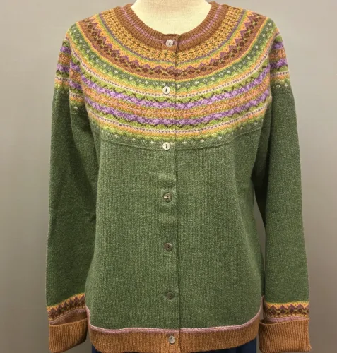 Eribé - Færø Cardigan Grøn Thistle, tidsel, grøn, oliven, mosgrøn, jordfarver, short, alpine, cardigan, strik, uldtrøje, uldcardigan, strikjakke, let, lun, lækker, kvalitet, særlig, smuk, støvgrøn, grøn, farver, grøn, feminin, yndig, smuk, fin, let, indendørs, hverdag, fest, vinter, efterår, forår, moderne, damestrik, fintstrikket, ren, uld, blød, soft, slank, klædelig, smart, klassisk, ny, færø, færøsk, fairisle, mønster, bærestykke, skulder, unik, eribe, skotsk, skotland, design, nordisk, rene, natur, bæredygtig, miljø, biti, ribe