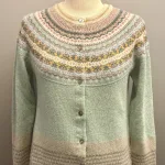 Eribé - Færø Cardigan Salvie Grøn, sage, alpine, cardigan, strik, uldtrøje, uldcardigan, strikjakke, let, lun, lækker, kvalitet, særlig, smuk, lysegrøn, grøn, pastelfarver, pastelgrøn, feminin, yndig, smuk, fin, let, indendørs, hverdag, fest, vinter, efterår, forår, moderne, damestrik, fintstrikket, ren, uld, blød, soft, slank, klædelig, smart, klassisk, ny, færø, færøsk, fairisle, mønster, bærestykke, skulder, unik, eribe, skotsk, skotland, design, nordisk, rene, natur, bæredygtig, miljø, biti, ribe