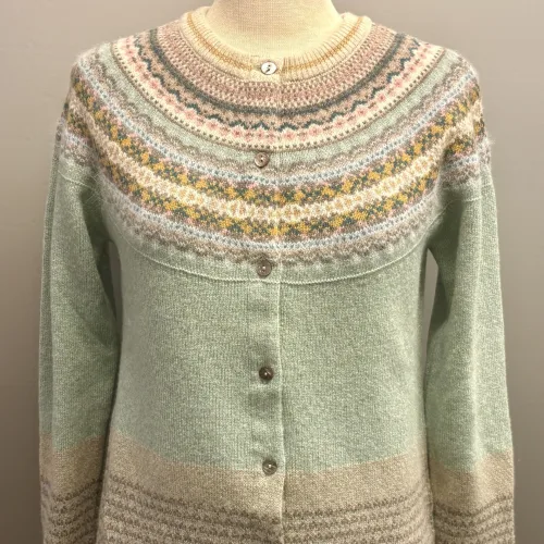 Eribé - Færø Cardigan Salvie Grøn, sage, alpine, cardigan, strik, uldtrøje, uldcardigan, strikjakke, let, lun, lækker, kvalitet, særlig, smuk, lysegrøn, grøn, pastelfarver, pastelgrøn, feminin, yndig, smuk, fin, let, indendørs, hverdag, fest, vinter, efterår, forår, moderne, damestrik, fintstrikket, ren, uld, blød, soft, slank, klædelig, smart, klassisk, ny, færø, færøsk, fairisle, mønster, bærestykke, skulder, unik, eribe, skotsk, skotland, design, nordisk, rene, natur, bæredygtig, miljø, biti, ribe