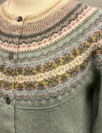 Eribé - Færø Cardigan Salvie Grøn, sage, alpine, cardigan, strik, uldtrøje, uldcardigan, strikjakke, let, lun, lækker, kvalitet, særlig, smuk, lysegrøn, grøn, pastelfarver, pastelgrøn, feminin, yndig, smuk, fin, let, indendørs, hverdag, fest, vinter, efterår, forår, moderne, damestrik, fintstrikket, ren, uld, blød, soft, slank, klædelig, smart, klassisk, ny, færø, færøsk, fairisle, mønster, bærestykke, skulder, unik, eribe, skotsk, skotland, design, nordisk, rene, natur, bæredygtig, miljø, biti, ribe