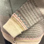 Eribé - Færø Cardigan Salvie Grøn, sage, alpine, cardigan, strik, uldtrøje, uldcardigan, strikjakke, let, lun, lækker, kvalitet, særlig, smuk, lysegrøn, grøn, pastelfarver, pastelgrøn, feminin, yndig, smuk, fin, let, indendørs, hverdag, fest, vinter, efterår, forår, moderne, damestrik, fintstrikket, ren, uld, blød, soft, slank, klædelig, smart, klassisk, ny, færø, færøsk, fairisle, mønster, bærestykke, skulder, unik, eribe, skotsk, skotland, design, nordisk, rene, natur, bæredygtig, miljø, biti, ribe