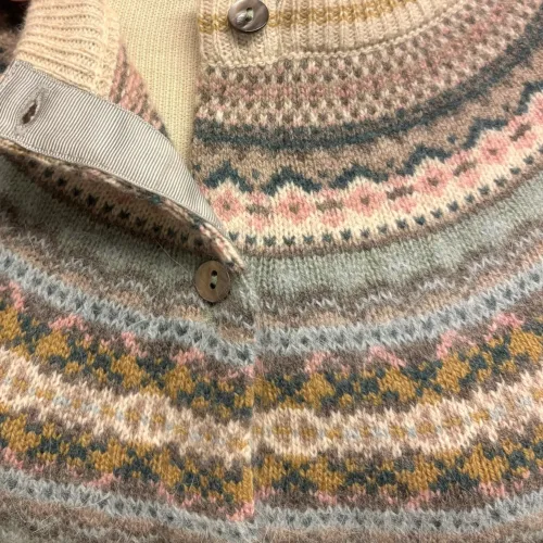 Eribé - Færø Cardigan Salvie Grøn, sage, alpine, cardigan, strik, uldtrøje, uldcardigan, strikjakke, let, lun, lækker, kvalitet, særlig, smuk, lysegrøn, grøn, pastelfarver, pastelgrøn, feminin, yndig, smuk, fin, let, indendørs, hverdag, fest, vinter, efterår, forår, moderne, damestrik, fintstrikket, ren, uld, blød, soft, slank, klædelig, smart, klassisk, ny, færø, færøsk, fairisle, mønster, bærestykke, skulder, unik, eribe, skotsk, skotland, design, nordisk, rene, natur, bæredygtig, miljø, biti, ribe