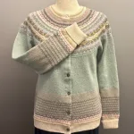 Eribé - Færø Cardigan Salvie Grøn, sage, alpine, cardigan, strik, uldtrøje, uldcardigan, strikjakke, let, lun, lækker, kvalitet, særlig, smuk, lysegrøn, grøn, pastelfarver, pastelgrøn, feminin, yndig, smuk, fin, let, indendørs, hverdag, fest, vinter, efterår, forår, moderne, damestrik, fintstrikket, ren, uld, blød, soft, slank, klædelig, smart, klassisk, ny, færø, færøsk, fairisle, mønster, bærestykke, skulder, unik, eribe, skotsk, skotland, design, nordisk, rene, natur, bæredygtig, miljø, biti, ribe