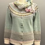 Eribé - Færø Cardigan Salvie Grøn, sage, alpine, cardigan, strik, uldtrøje, uldcardigan, strikjakke, let, lun, lækker, kvalitet, særlig, smuk, lysegrøn, grøn, pastelfarver, pastelgrøn, feminin, yndig, smuk, fin, let, indendørs, hverdag, fest, vinter, efterår, forår, moderne, damestrik, fintstrikket, ren, uld, blød, soft, slank, klædelig, smart, klassisk, ny, færø, færøsk, fairisle, mønster, bærestykke, skulder, unik, eribe, skotsk, skotland, design, nordisk, rene, natur, bæredygtig, miljø, biti, ribe
