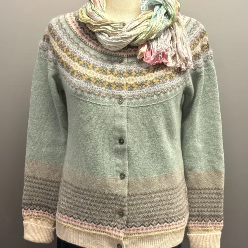 Eribé - Færø Cardigan Salvie Grøn, sage, alpine, cardigan, strik, uldtrøje, uldcardigan, strikjakke, let, lun, lækker, kvalitet, særlig, smuk, lysegrøn, grøn, pastelfarver, pastelgrøn, feminin, yndig, smuk, fin, let, indendørs, hverdag, fest, vinter, efterår, forår, moderne, damestrik, fintstrikket, ren, uld, blød, soft, slank, klædelig, smart, klassisk, ny, færø, færøsk, fairisle, mønster, bærestykke, skulder, unik, eribe, skotsk, skotland, design, nordisk, rene, natur, bæredygtig, miljø, biti, ribe