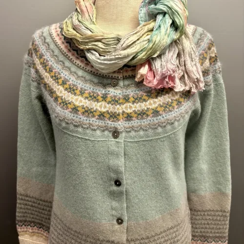Eribé - Færø Cardigan Salvie Grøn, sage, alpine, cardigan, strik, uldtrøje, uldcardigan, strikjakke, let, lun, lækker, kvalitet, særlig, smuk, lysegrøn, grøn, pastelfarver, pastelgrøn, feminin, yndig, smuk, fin, let, indendørs, hverdag, fest, vinter, efterår, forår, moderne, damestrik, fintstrikket, ren, uld, blød, soft, slank, klædelig, smart, klassisk, ny, færø, færøsk, fairisle, mønster, bærestykke, skulder, unik, eribe, skotsk, skotland, design, nordisk, rene, natur, bæredygtig, miljø, biti, ribe