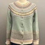 Eribé - Færø Cardigan Salvie Grøn, sage, alpine, cardigan, strik, uldtrøje, uldcardigan, strikjakke, let, lun, lækker, kvalitet, særlig, smuk, lysegrøn, grøn, pastelfarver, pastelgrøn, feminin, yndig, smuk, fin, let, indendørs, hverdag, fest, vinter, efterår, forår, moderne, damestrik, fintstrikket, ren, uld, blød, soft, slank, klædelig, smart, klassisk, ny, færø, færøsk, fairisle, mønster, bærestykke, skulder, unik, eribe, skotsk, skotland, design, nordisk, rene, natur, bæredygtig, miljø, biti, ribe