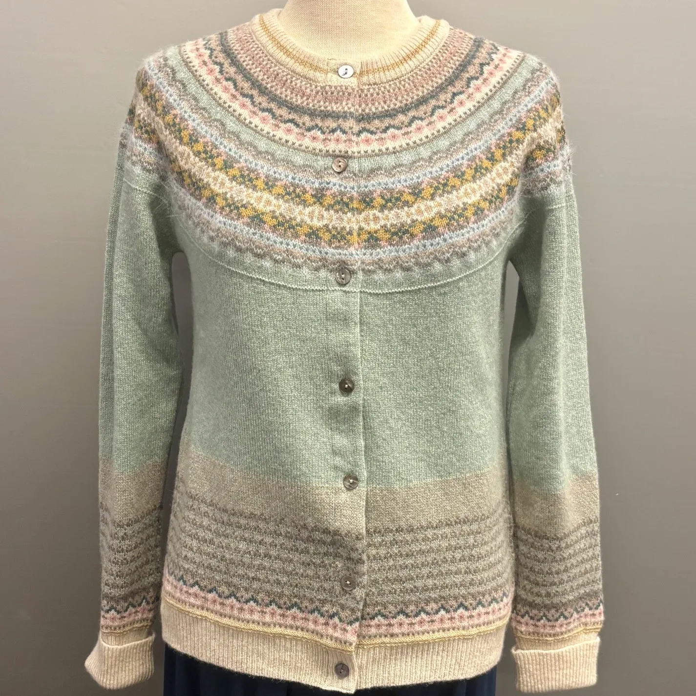 Eribé - Færø Cardigan Salvie Grøn Eribé - Færø Cardigan Salvie Grøn, sage, alpine, cardigan, strik, uldtrøje, uldcardigan, strikjakke, let, lun, lækker, kvalitet, særlig, smuk, lysegrøn, grøn, pastelfarver, pastelgrøn, feminin, yndig, smuk, fin, let, indendørs, hverdag, fest, vinter, efterår, forår, moderne, damestrik, fintstrikket, ren, uld, blød, soft, slank, klædelig, smart, klassisk, ny, færø, færøsk, fairisle, mønster, bærestykke, skulder, unik, eribe, skotsk, skotland, design, nordisk, rene, natur, bæredygtig, miljø, biti, ribe
