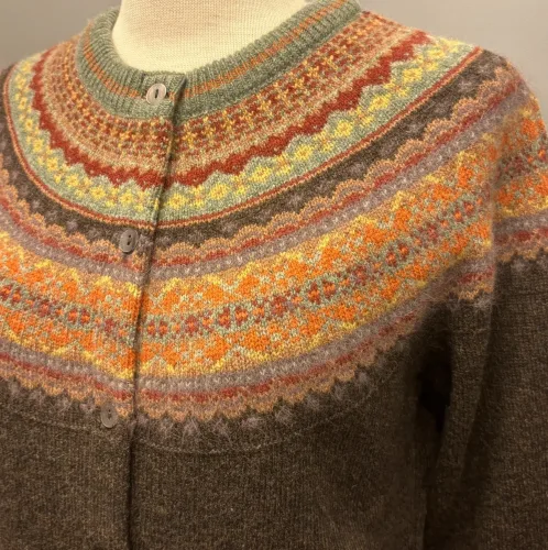 Eribé - Færø Cardigan Winter Oakley Brun, brune, varme, brændte, jordfarver, gylden, alpine, cardigan, strik, uldtrøje, uldcardigan, strikjakke, let, lun, lækker, kvalitet, særlig, smuk, støvgrøn, grøn, farver, grøn, feminin, yndig, smuk, fin, let, indendørs, hverdag, fest, vinter, efterår, forår, moderne, damestrik, fintstrikket, ren, uld, blød, soft, slank, klædelig, smart, klassisk, ny, færø, færøsk, fairisle, mønster, bærestykke, skulder, unik, eribe, skotsk, skotland, design, nordisk, rene, natur, bæredygtig, miljø, biti, ribe