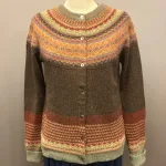Eribé - Færø Cardigan Winter Oakley Brun, brune, varme, brændte, jordfarver, gylden, alpine, cardigan, strik, uldtrøje, uldcardigan, strikjakke, let, lun, lækker, kvalitet, særlig, smuk, støvgrøn, grøn, farver, grøn, feminin, yndig, smuk, fin, let, indendørs, hverdag, fest, vinter, efterår, forår, moderne, damestrik, fintstrikket, ren, uld, blød, soft, slank, klædelig, smart, klassisk, ny, færø, færøsk, fairisle, mønster, bærestykke, skulder, unik, eribe, skotsk, skotland, design, nordisk, rene, natur, bæredygtig, miljø, biti, ribe