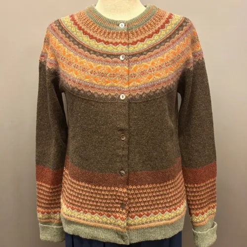 Eribé - Færø Cardigan Winter Oakley Brun, brune, varme, brændte, jordfarver, gylden, alpine, cardigan, strik, uldtrøje, uldcardigan, strikjakke, let, lun, lækker, kvalitet, særlig, smuk, støvgrøn, grøn, farver, grøn, feminin, yndig, smuk, fin, let, indendørs, hverdag, fest, vinter, efterår, forår, moderne, damestrik, fintstrikket, ren, uld, blød, soft, slank, klædelig, smart, klassisk, ny, færø, færøsk, fairisle, mønster, bærestykke, skulder, unik, eribe, skotsk, skotland, design, nordisk, rene, natur, bæredygtig, miljø, biti, ribe