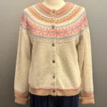 Eribé - Færø Cardigan Winter Romance, cardigan, strik, striktrøje, knapper, strikjakke, let, lun, blød, indendørs, fest, flot, smuk, unik, særlig, yndig, pastelfarvet, neon, pink, lys, beige, sandfarvet, feminin, sød, cute, fin, ærmeopbuk, opslag, ærmer, slank, moderne, smart, færø, færøsk, færømønster, klassisk, opdateret, up to date, nyfortolket, traditionel, eribe, skotsk, skotland, ribe, biti, fintstrikket, mønster, borter, bærestykke, uld, ren, ulden, uldcardigan, damestrik, damer, piger,
