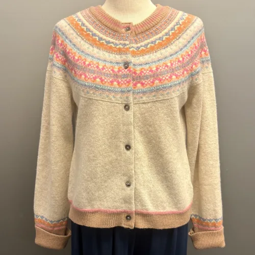 Eribé - Færø Cardigan Winter Romance, cardigan, strik, striktrøje, knapper, strikjakke, let, lun, blød, indendørs, fest, flot, smuk, unik, særlig, yndig, pastelfarvet, neon, pink, lys, beige, sandfarvet, feminin, sød, cute, fin, ærmeopbuk, opslag, ærmer, slank, moderne, smart, færø, færøsk, færømønster, klassisk, opdateret, up to date, nyfortolket, traditionel, eribe, skotsk, skotland, ribe, biti, fintstrikket, mønster, borter, bærestykke, uld, ren, ulden, uldcardigan, damestrik, damer, piger,