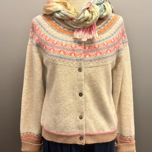 Eribé - Færø Cardigan Winter Romance, cardigan, strik, striktrøje, knapper, strikjakke, let, lun, blød, indendørs, fest, flot, smuk, unik, særlig, yndig, pastelfarvet, neon, pink, lys, beige, sandfarvet, feminin, sød, cute, fin, ærmeopbuk, opslag, ærmer, slank, moderne, smart, færø, færøsk, færømønster, klassisk, opdateret, up to date, nyfortolket, traditionel, eribe, skotsk, skotland, ribe, biti, fintstrikket, mønster, borter, bærestykke