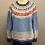 Eribé - Færø Pullover Blue Morning, blå, rød, pullover, let, lun, blød, flot, sporty, norsk, islænder, færø, færøsk, mønsterborter, bærestykke, eribe, alpine, striksweater, tynd, indendørs, afslappet, særlig, unik, ekstravagant, elegant, damestrik, piger, dame, trøje, strikbluse, uld, ren, ulden, fintstrikket, nordisk, farver, biti, eribe, skotsk, skotland, fairisle, opslag, ombuk, opbuk, ørmer, efterår, vinter, klassisk, traditionel, moderne, ung, in, hip