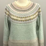 Eribé - Færø Pullover Salvie Grøn, sage, salvie, grøn, lysegrøn, yndig, pastelgrøn, feminin, sød, lækker, kvalitet, alpine, sweater, særlig, unik, skotsk, fine, farver, pink, cerise, lyserød, hindbær, raspberry, feminin, rosenrød, cerise, delikat, fin, feminin, dæmpet, diskret, strathfort, eribé færøstrik, færø pullover, strik, fintstrikket, tynd, lun, feminin, klassisk, trøje, striktrøje, til piger, til damer, damestrik, strikketrøje, sweater, angora, bærestykke, rundstrikket, lun, blød, kradser ikke, lækker, kvalitet, speciel, flot, smuk, skotsk, færøerne, skotland, ribe, biti