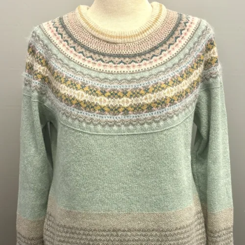 Eribé - Færø Pullover Salvie Grøn, sage, salvie, grøn, lysegrøn, yndig, pastelgrøn, feminin, sød, lækker, kvalitet, alpine, sweater, særlig, unik, skotsk, fine, farver, pink, cerise, lyserød, hindbær, raspberry, feminin, rosenrød, cerise, delikat, fin, feminin, dæmpet, diskret, strathfort, eribé færøstrik, færø pullover, strik, fintstrikket, tynd, lun, feminin, klassisk, trøje, striktrøje, til piger, til damer, damestrik, strikketrøje, sweater, angora, bærestykke, rundstrikket, lun, blød, kradser ikke, lækker, kvalitet, speciel, flot, smuk, skotsk, færøerne, skotland, ribe, biti