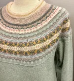 Eribé - Færø Pullover Salvie Grøn, sage, salvie, grøn, lysegrøn, yndig, pastelgrøn, feminin, sød, lækker, kvalitet, alpine, sweater, særlig, unik, skotsk, fine, farver, pink, cerise, lyserød, hindbær, raspberry, feminin, rosenrød, cerise, delikat, fin, feminin, dæmpet, diskret, strathfort, eribé færøstrik, færø pullover, strik, fintstrikket, tynd, lun, feminin, klassisk, trøje, striktrøje, til piger, til damer, damestrik, strikketrøje, sweater, angora, bærestykke, rundstrikket, lun, blød, kradser ikke, lækker, kvalitet, speciel, flot, smuk, skotsk, færøerne, skotland, ribe, biti