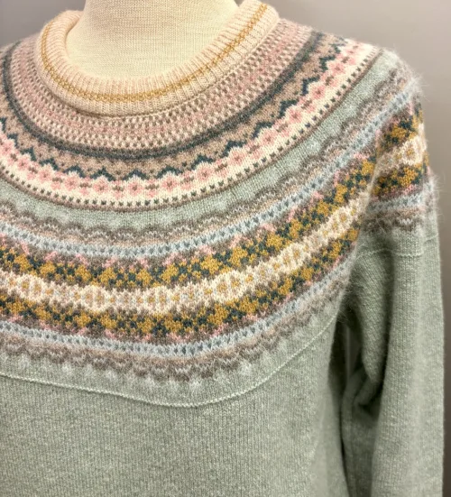 Eribé - Færø Pullover Salvie Grøn, sage, salvie, grøn, lysegrøn, yndig, pastelgrøn, feminin, sød, lækker, kvalitet, alpine, sweater, særlig, unik, skotsk, fine, farver, pink, cerise, lyserød, hindbær, raspberry, feminin, rosenrød, cerise, delikat, fin, feminin, dæmpet, diskret, strathfort, eribé færøstrik, færø pullover, strik, fintstrikket, tynd, lun, feminin, klassisk, trøje, striktrøje, til piger, til damer, damestrik, strikketrøje, sweater, angora, bærestykke, rundstrikket, lun, blød, kradser ikke, lækker, kvalitet, speciel, flot, smuk, skotsk, færøerne, skotland, ribe, biti