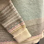 Eribé - Færø Pullover Salvie Grøn, sage, salvie, grøn, lysegrøn, yndig, pastelgrøn, feminin, sød, lækker, kvalitet, alpine, sweater, særlig, unik, skotsk, fine, farver, pink, cerise, lyserød, hindbær, raspberry, feminin, rosenrød, cerise, delikat, fin, feminin, dæmpet, diskret, strathfort, eribé færøstrik, færø pullover, strik, fintstrikket, tynd, lun, feminin, klassisk, trøje, striktrøje, til piger, til damer, damestrik, strikketrøje, sweater, angora, bærestykke, rundstrikket, lun, blød, kradser ikke, lækker, kvalitet, speciel, flot, smuk, skotsk, færøerne, skotland, ribe, biti