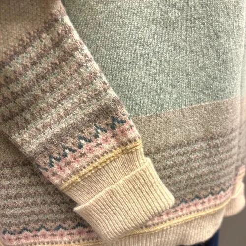 Eribé - Færø Pullover Salvie Grøn, sage, salvie, grøn, lysegrøn, yndig, pastelgrøn, feminin, sød, lækker, kvalitet, alpine, sweater, særlig, unik, skotsk, fine, farver, pink, cerise, lyserød, hindbær, raspberry, feminin, rosenrød, cerise, delikat, fin, feminin, dæmpet, diskret, strathfort, eribé færøstrik, færø pullover, strik, fintstrikket, tynd, lun, feminin, klassisk, trøje, striktrøje, til piger, til damer, damestrik, strikketrøje, sweater, angora, bærestykke, rundstrikket, lun, blød, kradser ikke, lækker, kvalitet, speciel, flot, smuk, skotsk, færøerne, skotland, ribe, biti