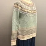 Eribé - Færø Pullover Salvie Grøn, sage, salvie, grøn, lysegrøn, yndig, pastelgrøn, feminin, sød, lækker, kvalitet, alpine, sweater, særlig, unik, skotsk, fine, farver, pink, cerise, lyserød, hindbær, raspberry, feminin, rosenrød, cerise, delikat, fin, feminin, dæmpet, diskret, strathfort, eribé færøstrik, færø pullover, strik, fintstrikket, tynd, lun, feminin, klassisk, trøje, striktrøje, til piger, til damer, damestrik, strikketrøje, sweater, angora, bærestykke, rundstrikket, lun, blød, kradser ikke, lækker, kvalitet, speciel, flot, smuk, skotsk, færøerne, skotland, ribe, biti