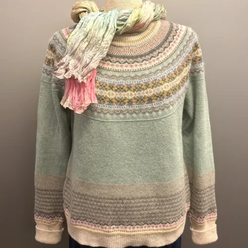 Eribé - Færø Pullover Salvie Grøn, sage, salvie, grøn, lysegrøn, yndig, pastelgrøn, feminin, sød, lækker, kvalitet, alpine, sweater, særlig, unik, skotsk, fine, farver, pink, cerise, lyserød, hindbær, raspberry, feminin, rosenrød, cerise, delikat, fin, feminin, dæmpet, diskret, strathfort, eribé færøstrik, færø pullover, strik, fintstrikket, tynd, lun, feminin, klassisk, trøje, striktrøje, til piger, til damer, damestrik, strikketrøje, sweater, angora, bærestykke, rundstrikket, lun, blød, kradser ikke, lækker, kvalitet, speciel, flot, smuk, skotsk, færøerne, skotland, ribe, biti