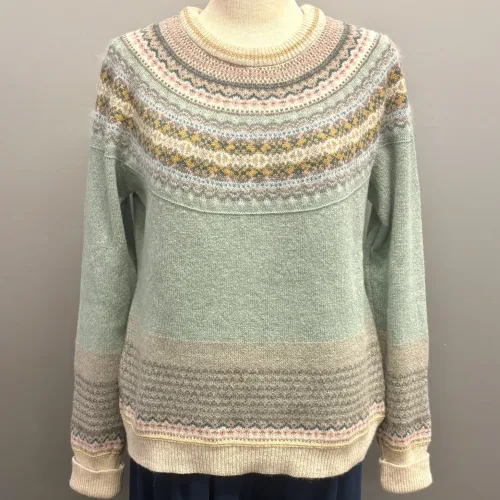 Eribé - Færø Pullover Salvie Grøn, sage, salvie, grøn, lysegrøn, yndig, pastelgrøn, feminin, sød, lækker, kvalitet, alpine, sweater, særlig, unik, skotsk, fine, farver, pink, cerise, lyserød, hindbær, raspberry, feminin, rosenrød, cerise, delikat, fin, feminin, dæmpet, diskret, strathfort, eribé færøstrik, færø pullover, strik, fintstrikket, tynd, lun, feminin, klassisk, trøje, striktrøje, til piger, til damer, damestrik, strikketrøje, sweater, angora, bærestykke, rundstrikket, lun, blød, kradser ikke, lækker, kvalitet, speciel, flot, smuk, skotsk, færøerne, skotland, ribe, biti