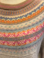 Eribé - Færø Pullover Winter Romance, beige, sandfarvet, lyse, farver, pink, blå, pastel, pastelfarvet, feminin, smuk, yndig, særlig, unik, skotsk, fine, farver, pink, cerise, lyserød, hindbær, raspberry, feminin, rosenrød, cerise, delikat, fin, feminin, dæmpet, diskret, strathfort, eribé færøstrik, færø pullover, strik, fintstrikket, tynd, lun, feminin, klassisk, trøje, striktrøje, til piger, til damer, damestrik, strikketrøje, sweater, angora, bærestykke, rundstrikket, lun, blød, kradser ikke, lækker, kvalitet, speciel, flot, smuk, skotsk, færøerne, skotland, ribe, biti