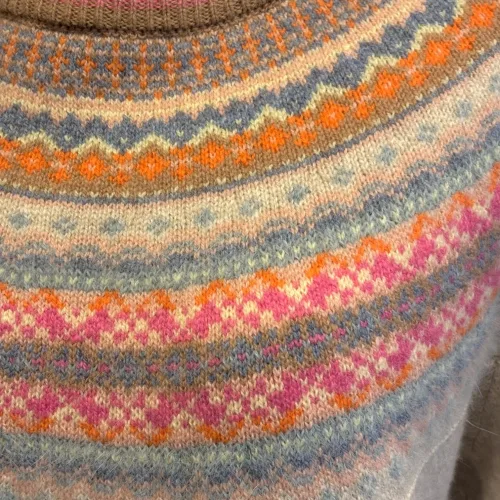 Eribé - Færø Pullover Winter Romance, beige, sandfarvet, lyse, farver, pink, blå, pastel, pastelfarvet, feminin, smuk, yndig, særlig, unik, skotsk, fine, farver, pink, cerise, lyserød, hindbær, raspberry, feminin, rosenrød, cerise, delikat, fin, feminin, dæmpet, diskret, strathfort, eribé færøstrik, færø pullover, strik, fintstrikket, tynd, lun, feminin, klassisk, trøje, striktrøje, til piger, til damer, damestrik, strikketrøje, sweater, angora, bærestykke, rundstrikket, lun, blød, kradser ikke, lækker, kvalitet, speciel, flot, smuk, skotsk, færøerne, skotland, ribe, biti