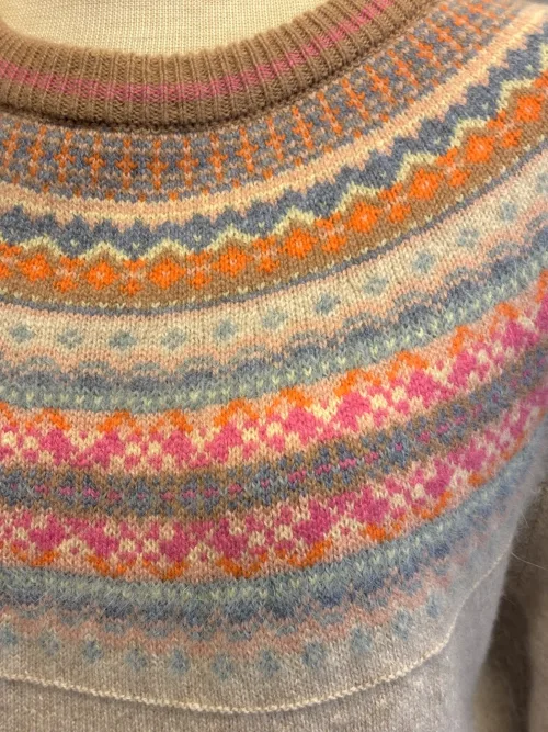 Eribé - Færø Pullover Winter Romance, beige, sandfarvet, lyse, farver, pink, blå, pastel, pastelfarvet, feminin, smuk, yndig, særlig, unik, skotsk, fine, farver, pink, cerise, lyserød, hindbær, raspberry, feminin, rosenrød, cerise, delikat, fin, feminin, dæmpet, diskret, strathfort, eribé færøstrik, færø pullover, strik, fintstrikket, tynd, lun, feminin, klassisk, trøje, striktrøje, til piger, til damer, damestrik, strikketrøje, sweater, angora, bærestykke, rundstrikket, lun, blød, kradser ikke, lækker, kvalitet, speciel, flot, smuk, skotsk, færøerne, skotland, ribe, biti
