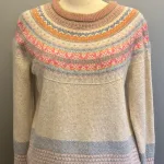 Eribé - Færø Pullover Winter Romance, beige, sandfarvet, lyse, farver, pink, blå, pastel, pastelfarvet, feminin, smuk, yndig, særlig, unik, skotsk, fine, farver, pink, cerise, lyserød, hindbær, raspberry, feminin, rosenrød, cerise, delikat, fin, feminin, dæmpet, diskret, strathfort, eribé færøstrik, færø pullover, strik, fintstrikket, tynd, lun, feminin, klassisk, trøje, striktrøje, til piger, til damer, damestrik, strikketrøje, sweater, angora, bærestykke, rundstrikket, lun, blød, kradser ikke, lækker, kvalitet, speciel, flot, smuk, skotsk, færøerne, skotland, ribe, biti