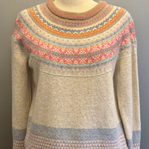 Eribé - Færø Pullover Winter Romance, beige, sandfarvet, lyse, farver, pink, blå, pastel, pastelfarvet, feminin, smuk, yndig, særlig, unik, skotsk, fine, farver, pink, cerise, lyserød, hindbær, raspberry, feminin, rosenrød, cerise, delikat, fin, feminin, dæmpet, diskret, strathfort, eribé færøstrik, færø pullover, strik, fintstrikket, tynd, lun, feminin, klassisk, trøje, striktrøje, til piger, til damer, damestrik, strikketrøje, sweater, angora, bærestykke, rundstrikket, lun, blød, kradser ikke, lækker, kvalitet, speciel, flot, smuk, skotsk, færøerne, skotland, ribe, biti