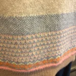 Eribé - Færø Pullover Winter Romance, beige, sandfarvet, lyse, farver, pink, blå, pastel, pastelfarvet, feminin, smuk, yndig, særlig, unik, skotsk, fine, farver, pink, cerise, lyserød, hindbær, raspberry, feminin, rosenrød, cerise, delikat, fin, feminin, dæmpet, diskret, strathfort, eribé færøstrik, færø pullover, strik, fintstrikket, tynd, lun, feminin, klassisk, trøje, striktrøje, til piger, til damer, damestrik, strikketrøje, sweater, angora, bærestykke, rundstrikket, lun, blød, kradser ikke, lækker, kvalitet, speciel, flot, smuk, skotsk, færøerne, skotland, ribe, biti