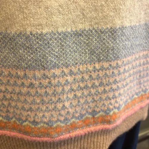 Eribé - Færø Pullover Winter Romance, beige, sandfarvet, lyse, farver, pink, blå, pastel, pastelfarvet, feminin, smuk, yndig, særlig, unik, skotsk, fine, farver, pink, cerise, lyserød, hindbær, raspberry, feminin, rosenrød, cerise, delikat, fin, feminin, dæmpet, diskret, strathfort, eribé færøstrik, færø pullover, strik, fintstrikket, tynd, lun, feminin, klassisk, trøje, striktrøje, til piger, til damer, damestrik, strikketrøje, sweater, angora, bærestykke, rundstrikket, lun, blød, kradser ikke, lækker, kvalitet, speciel, flot, smuk, skotsk, færøerne, skotland, ribe, biti