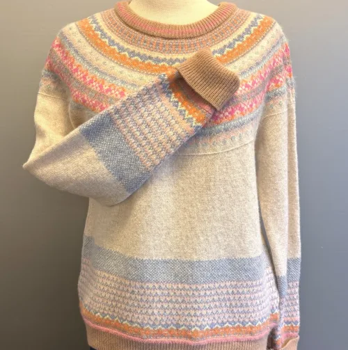 Eribé - Færø Pullover Winter Romance, beige, sandfarvet, lyse, farver, pink, blå, pastel, pastelfarvet, feminin, smuk, yndig, særlig, unik, skotsk, fine, farver, pink, cerise, lyserød, hindbær, raspberry, feminin, rosenrød, cerise, delikat, fin, feminin, dæmpet, diskret, strathfort, eribé færøstrik, færø pullover, strik, fintstrikket, tynd, lun, feminin, klassisk, trøje, striktrøje, til piger, til damer, damestrik, strikketrøje, sweater, angora, bærestykke, rundstrikket, lun, blød, kradser ikke, lækker, kvalitet, speciel, flot, smuk, skotsk, færøerne, skotland, ribe, biti
