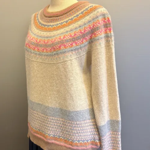 Eribé - Færø Pullover Winter Romance, beige, sandfarvet, lyse, farver, pink, blå, pastel, pastelfarvet, feminin, smuk, yndig, særlig, unik, skotsk, fine, farver, pink, cerise, lyserød, hindbær, raspberry, feminin, rosenrød, cerise, delikat, fin, feminin, dæmpet, diskret, strathfort, eribé færøstrik, færø pullover, strik, fintstrikket, tynd, lun, feminin, klassisk, trøje, striktrøje, til piger, til damer, damestrik, strikketrøje, sweater, angora, bærestykke, rundstrikket, lun, blød, kradser ikke, lækker, kvalitet, speciel, flot, smuk, skotsk, færøerne, skotland, ribe, biti