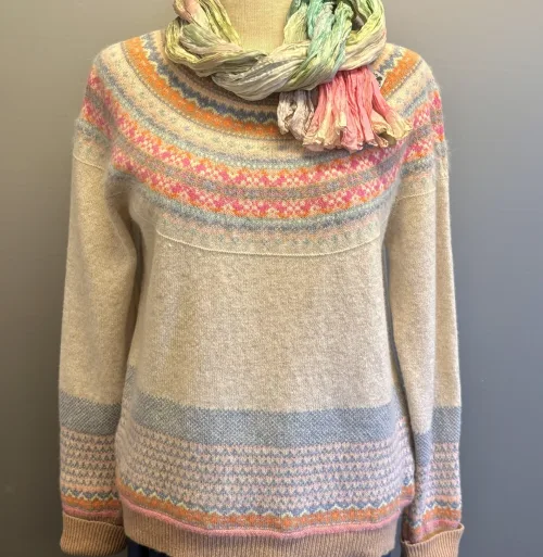 Eribé - Færø Pullover Winter Romance, beige, sandfarvet, lyse, farver, pink, blå, pastel, pastelfarvet, feminin, smuk, yndig, særlig, unik, skotsk, fine, farver, pink, cerise, lyserød, hindbær, raspberry, feminin, rosenrød, cerise, delikat, fin, feminin, dæmpet, diskret, strathfort, eribé færøstrik, færø pullover, strik, fintstrikket, tynd, lun, feminin, klassisk, trøje, striktrøje, til piger, til damer, damestrik, strikketrøje, sweater, angora, bærestykke, rundstrikket, lun, blød, kradser ikke, lækker, kvalitet, speciel, flot, smuk, skotsk, færøerne, skotland, ribe, biti