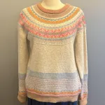 Eribé - Færø Pullover Winter Romance, beige, sandfarvet, lyse, farver, pink, blå, pastel, pastelfarvet, feminin, smuk, yndig, særlig, unik, skotsk, fine, farver, pink, cerise, lyserød, hindbær, raspberry, feminin, rosenrød, cerise, delikat, fin, feminin, dæmpet, diskret, strathfort, eribé færøstrik, færø pullover, strik, fintstrikket, tynd, lun, feminin, klassisk, trøje, striktrøje, til piger, til damer, damestrik, strikketrøje, sweater, angora, bærestykke, rundstrikket, lun, blød, kradser ikke, lækker, kvalitet, speciel, flot, smuk, skotsk, færøerne, skotland, ribe, biti