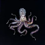 Håndlavet Broche Blæksprutte, octopus, TL-B-670, violet, blå, lilla, blækspruttebroche, havet, væsener, maritimt, havbiolog, havdyr, sea, verdenshavene, havets bund, marine, kunst, kunsthåndværk, broderi, broderet, smykke, broche, nål pin, brooch, broderibe, brodeause, brodøse, håndlavet, biti, ribe, gave, gaveide, smukt, skønhed, magisk, særlig, unik, trovelore