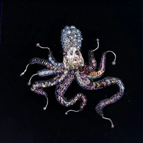 Håndlavet Broche Blæksprutte, octopus, TL-B-670, violet, blå, lilla, blækspruttebroche, havet, væsener, maritimt, havbiolog, havdyr, sea, verdenshavene, havets bund, marine, kunst, kunsthåndværk, broderi, broderet, smykke, broche, nål pin, brooch, broderibe, brodeause, brodøse, håndlavet, biti, ribe, gave, gaveide, smukt, skønhed, magisk, særlig, unik, trovelore
