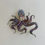 Håndlavet Broche Blæksprutte, octopus, TL-B-670, violet, blå, lilla, blækspruttebroche, havet, væsener, maritimt, havbiolog, havdyr, sea, verdenshavene, havets bund, marine, kunst, kunsthåndværk, broderi, broderet, smykke, broche, nål pin, brooch, broderibe, brodeause, brodøse, håndlavet, biti, ribe, gave, gaveide, smukt, skønhed, magisk, særlig, unik, trovelore