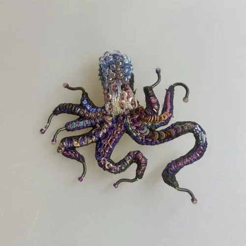 Håndlavet Broche Blæksprutte, octopus, TL-B-670, violet, blå, lilla, blækspruttebroche, havet, væsener, maritimt, havbiolog, havdyr, sea, verdenshavene, havets bund, marine, kunst, kunsthåndværk, broderi, broderet, smykke, broche, nål pin, brooch, broderibe, brodeause, brodøse, håndlavet, biti, ribe, gave, gaveide, smukt, skønhed, magisk, særlig, unik, trovelore
