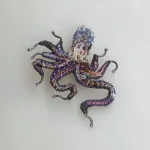Håndlavet Broche Blæksprutte, octopus, TL-B-670, violet, blå, lilla, blækspruttebroche, havet, væsener, maritimt, havbiolog, havdyr, sea, verdenshavene, havets bund, marine, kunst, kunsthåndværk, broderi, broderet, smykke, broche, nål pin, brooch, broderibe, brodeause, brodøse, håndlavet, biti, ribe, gave, gaveide, smukt, skønhed, magisk, særlig, unik, trovelore