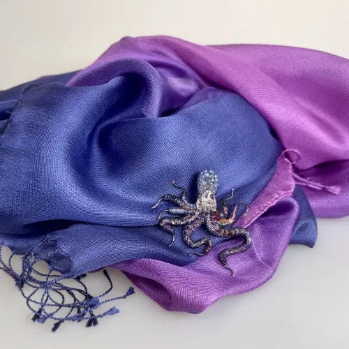 Håndlavet Broche Blæksprutte, octopus, TL-B-670, violet, blå, lilla, blækspruttebroche, havet, væsener, maritimt, havbiolog, havdyr, sea, verdenshavene, havets bund, marine, kunst, kunsthåndværk, broderi, broderet, smykke, broche, nål pin, brooch, broderibe, brodeause, brodøse, håndlavet, biti, ribe, gave, gaveide, smukt, skønhed, magisk, særlig, unik, trovelore