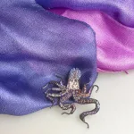 Håndlavet Broche Blæksprutte, octopus, TL-B-670, violet, blå, lilla, blækspruttebroche, havet, væsener, maritimt, havbiolog, havdyr, sea, verdenshavene, havets bund, marine, kunst, kunsthåndværk, broderi, broderet, smykke, broche, nål pin, brooch, broderibe, brodeause, brodøse, håndlavet, biti, ribe, gave, gaveide, smukt, skønhed, magisk, særlig, unik, trovelore