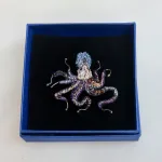 Håndlavet Broche Blæksprutte, octopus, TL-B-670, violet, blå, lilla, blækspruttebroche, havet, væsener, maritimt, havbiolog, havdyr, sea, verdenshavene, havets bund, marine, kunst, kunsthåndværk, broderi, broderet, smykke, broche, nål pin, brooch, broderibe, brodeause, brodøse, håndlavet, biti, ribe, gave, gaveide, smukt, skønhed, magisk, særlig, unik, trovelore