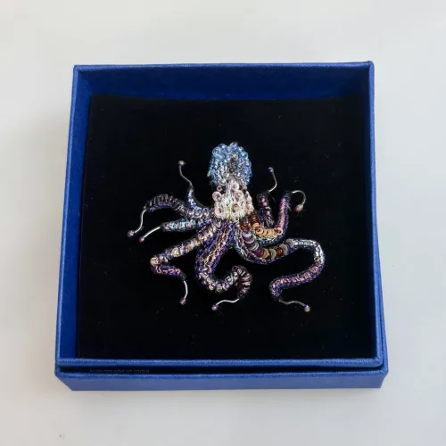 Håndlavet Broche Blæksprutte, octopus, TL-B-670, violet, blå, lilla, blækspruttebroche, havet, væsener, maritimt, havbiolog, havdyr, sea, verdenshavene, havets bund, marine, kunst, kunsthåndværk, broderi, broderet, smykke, broche, nål pin, brooch, broderibe, brodeause, brodøse, håndlavet, biti, ribe, gave, gaveide, smukt, skønhed, magisk, særlig, unik, trovelore