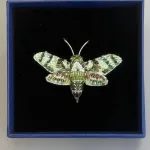 Håndlavet Broche Grøn Kolibri Aftensværmer, duehale, aftensværmer, hummingbird, moth, natsommerfugl, TL-B-993, hawk moth, hummingbird of the night, kolibrinatsværmer, grøn, hvid, lille, særlig, smuk, insekt, insektbrocher, sommerfuglebrocher, broderret, brodrede, broderibe, ribe, broderist, brodøse, broderikunst, kunsthåndværk nål, smykke, gave, gaveide, naturen, fauna, vild med vilje, miljø, biodiversitet, jubilæum, afskedsgave, kollega, rund fødselsdag,